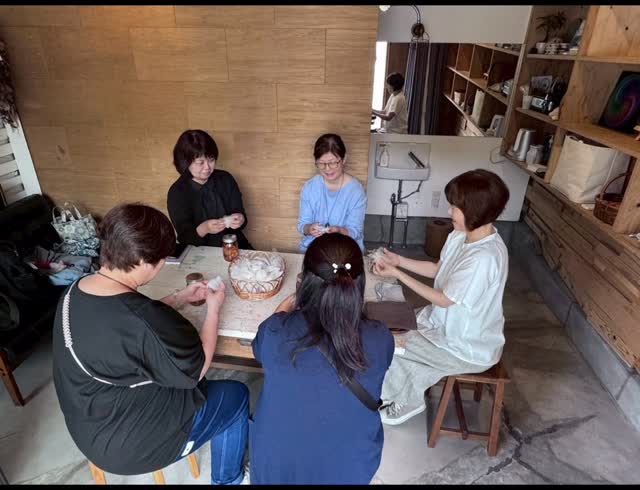 本日は羊毛草木染めワークショップが開催されていました！ 梅雨の合間の時期ですが、雨も降らなかったので、窓を全開にしてのワークショップも楽しい…