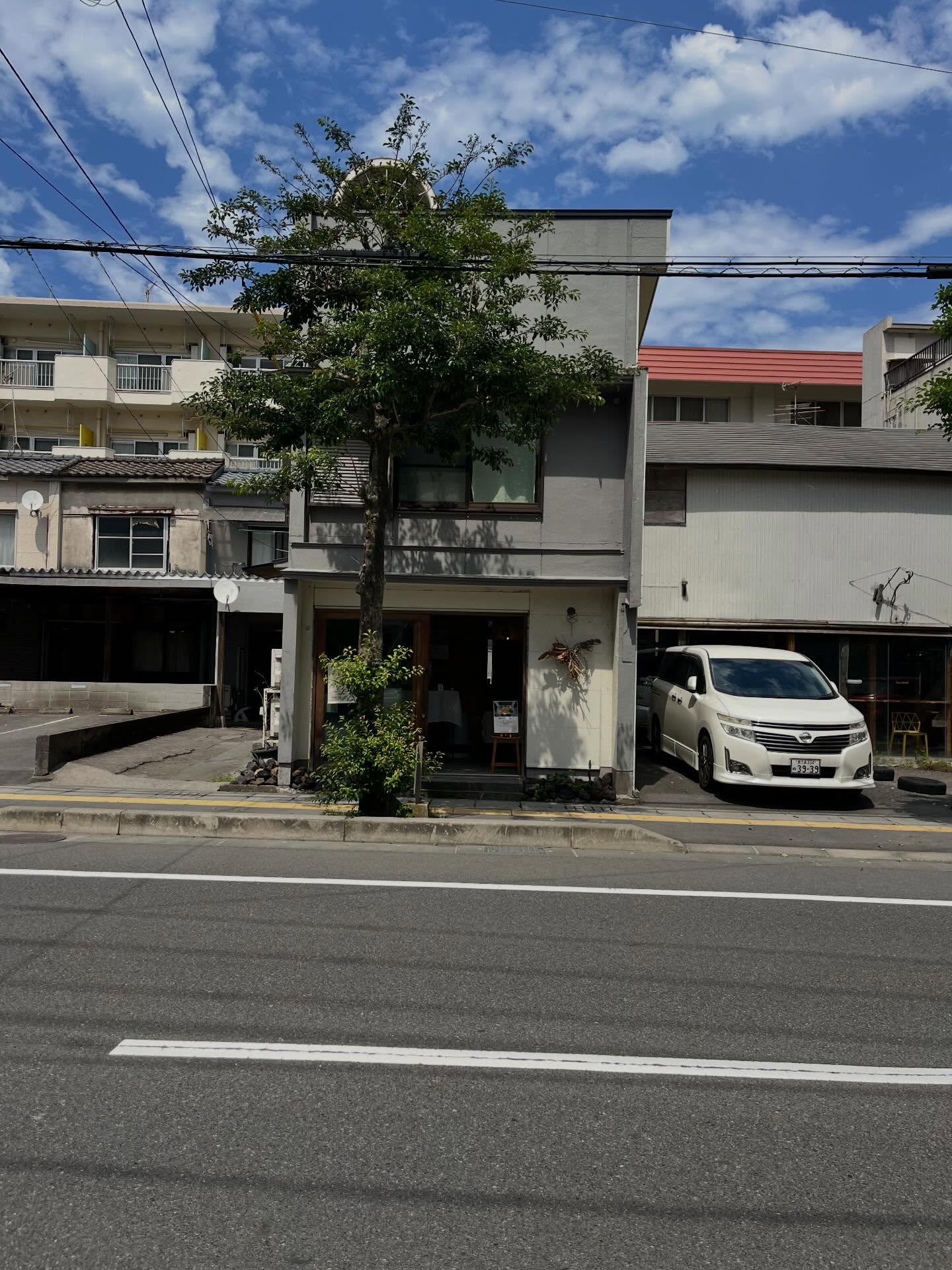 鹿児島は台風過ぎました 6月2日すごかったですね。ギャラリアカエキマエは昭和25年の建物をリノベーションしたレンタルスペースです。こんな80歳近く…
