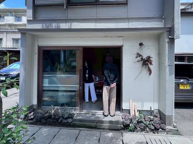 本日はpopupshopやっております! 晴れました☀️ まだ桜島の火山灰は完全に流れてないですが、ギャラリアカエキマエのオープンな木製サッシも開け放っ…